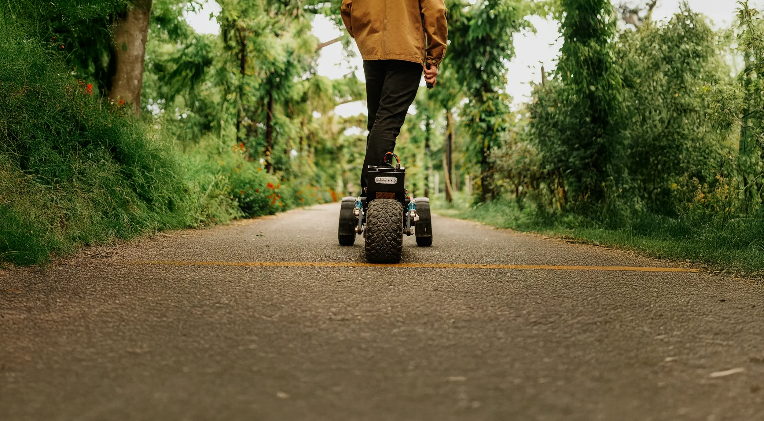 Batería integrada skateboard eléctrico Sternboard modo urbano compacto practicidad