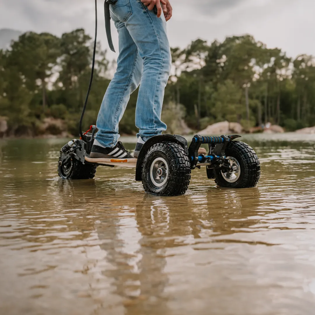 Skateboard eléctrico Sternboard impermeable utilizado en aguas poco profundas demostrando la resistencia del sistema de tres ruedas