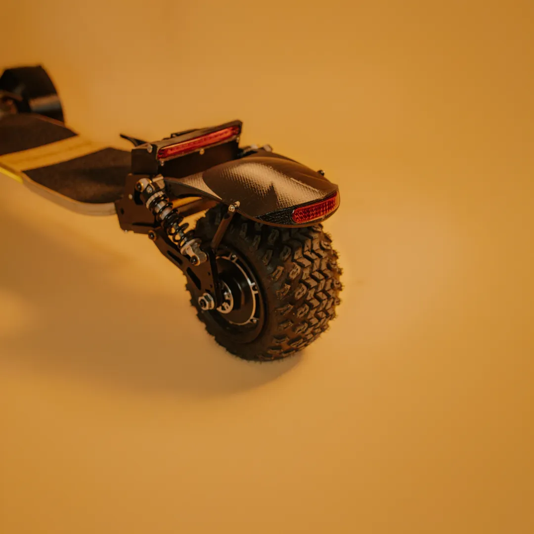 Detalle módulo trasero Sternboard con guardabarros de carbono doble iluminación LED roja y rueda todo terreno
