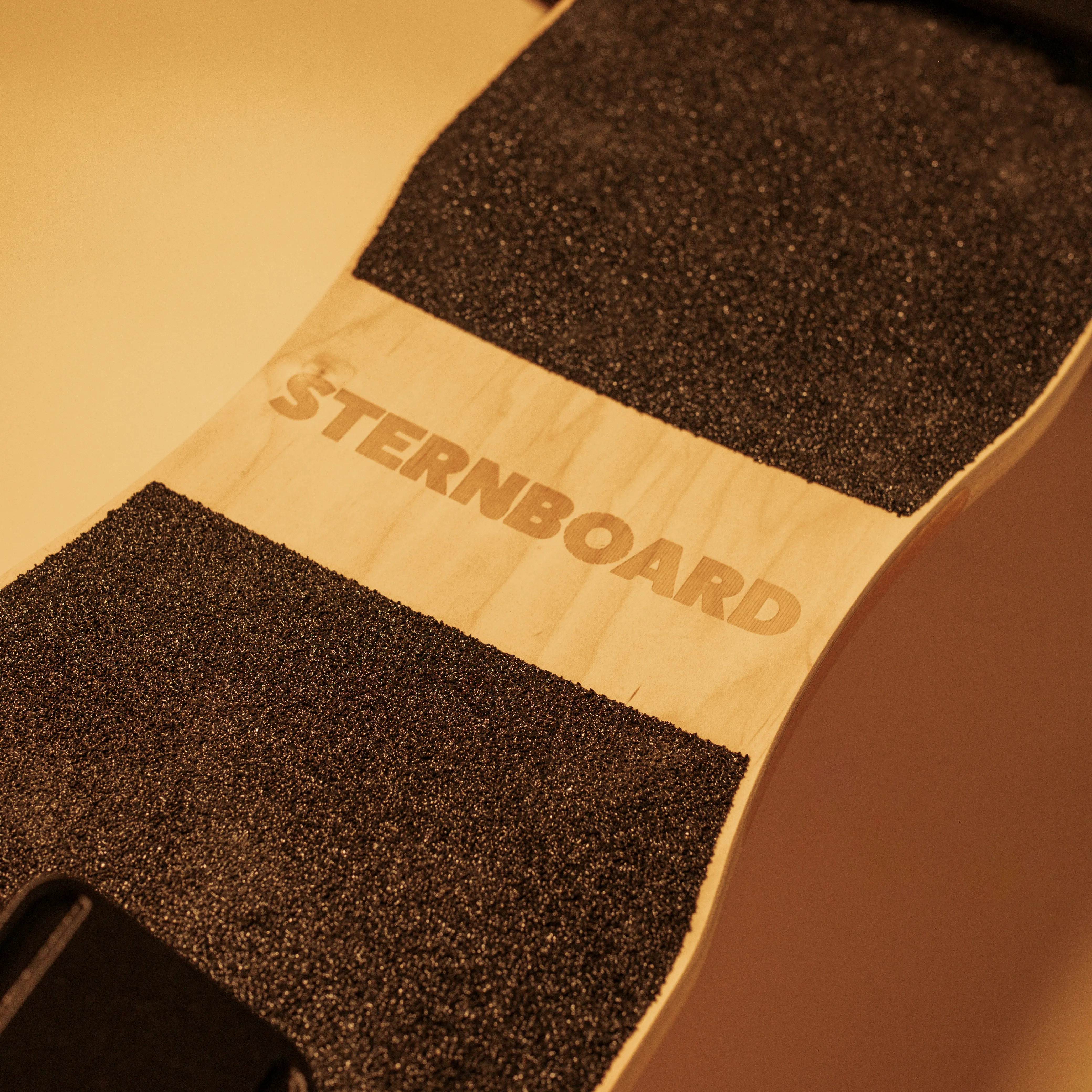 grip antideslizante skateboard eléctrico Sternboard deck madera longboard eléctrico textura