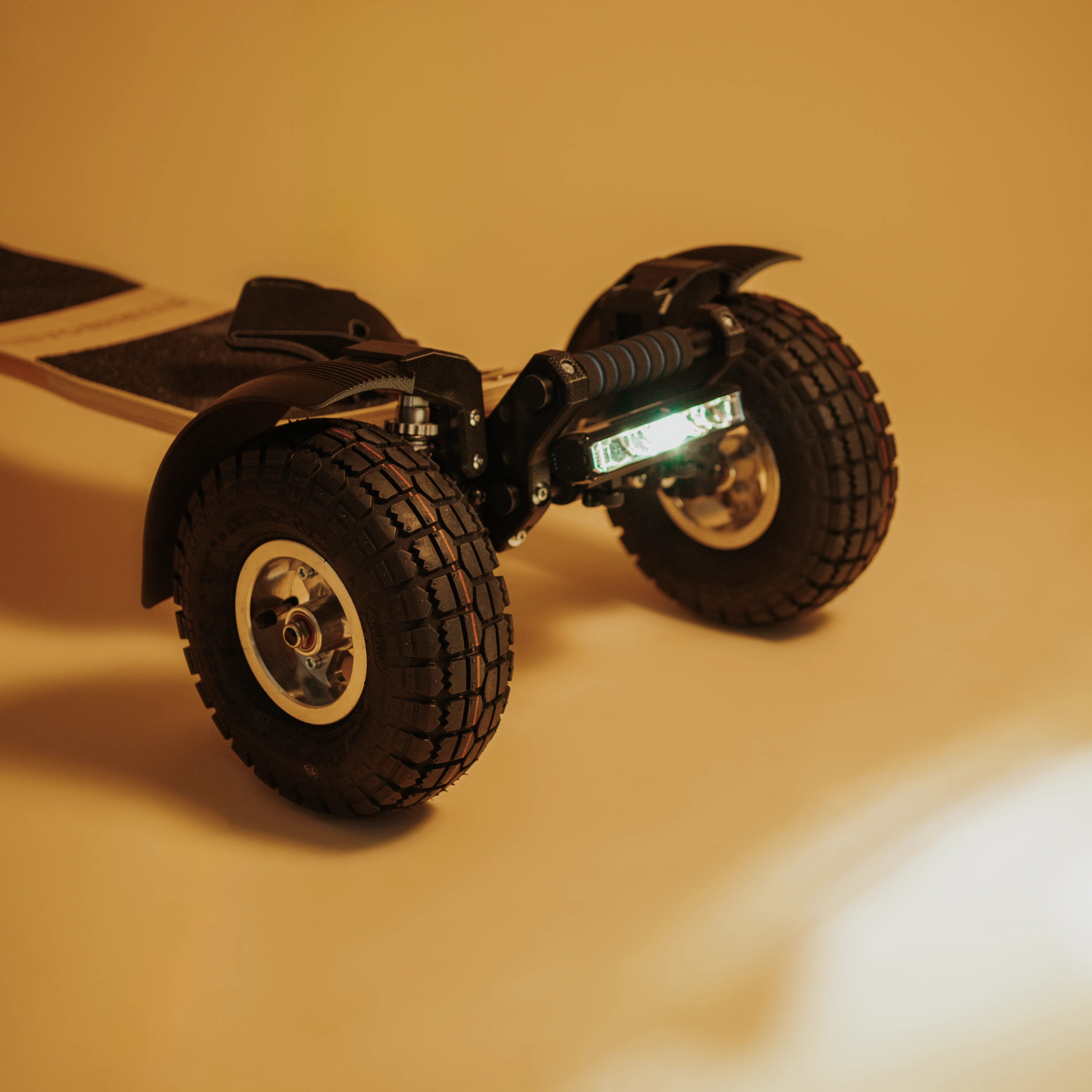 faro grande longboard eléctrico Sternboard montado iluminación verde movilidad eléctrica urbana