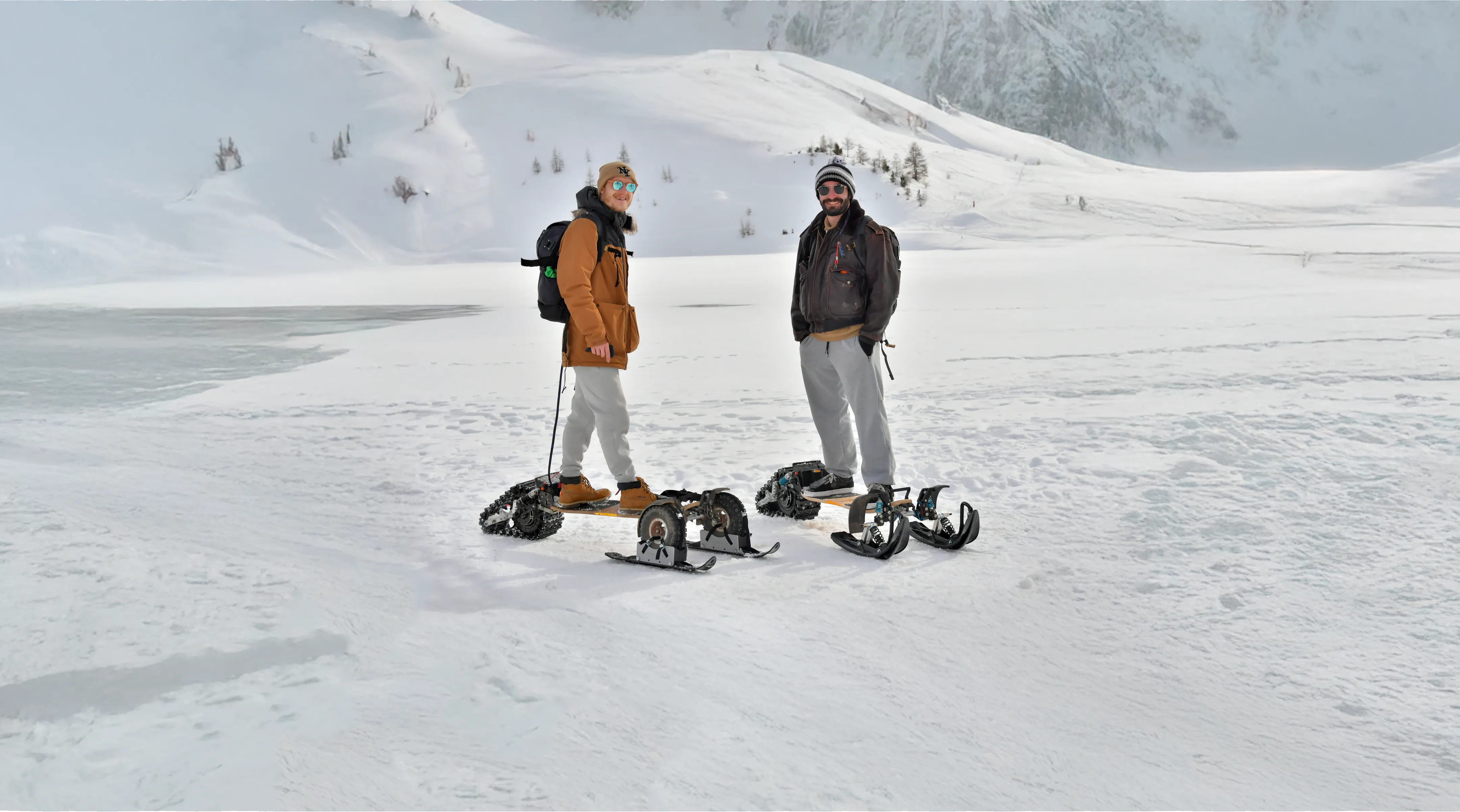 Pose caminata invernal skateboard eléctrico Sternboard nieve terreno montañoso