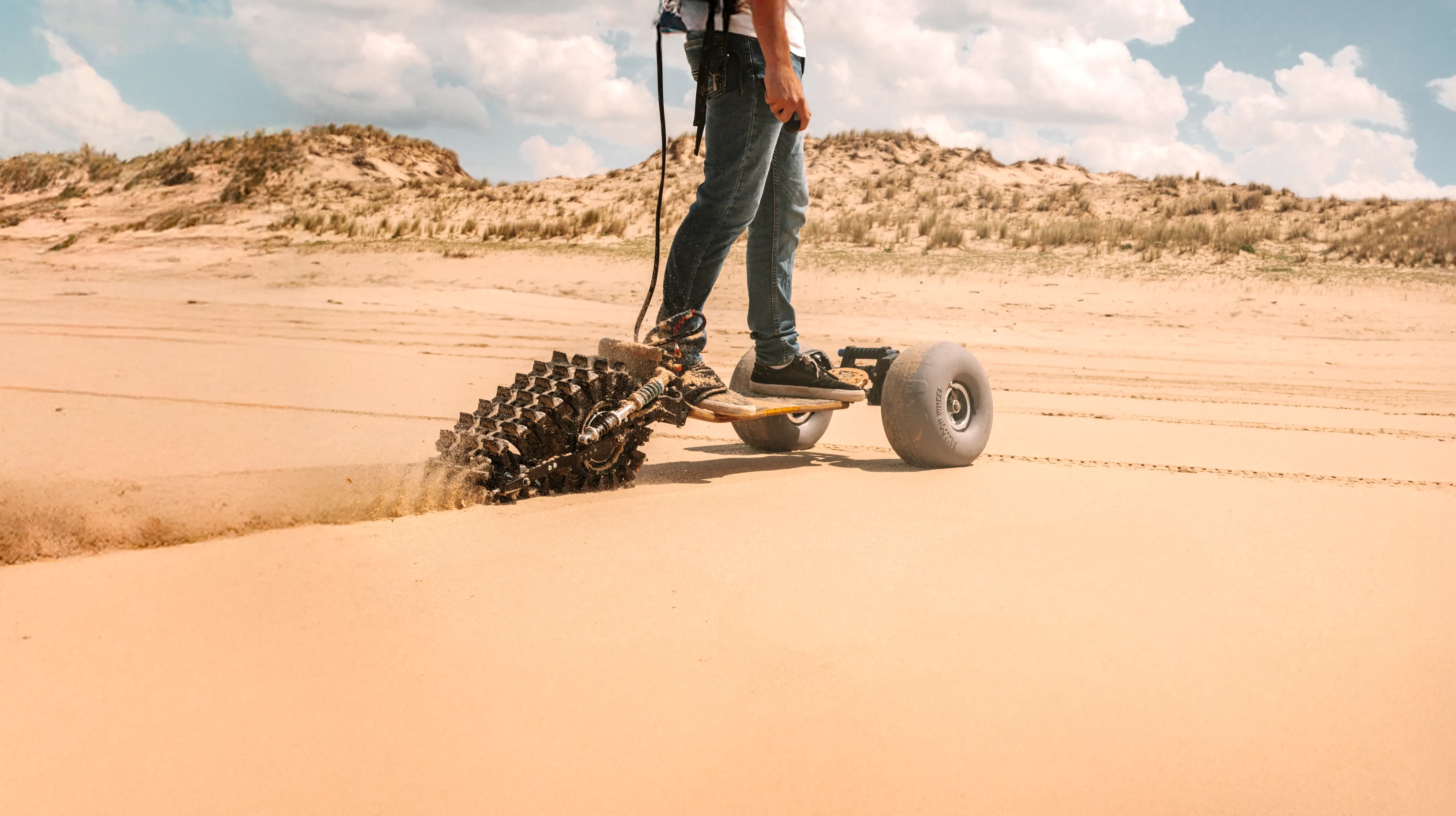 Exploración dunas oruga longboard eléctrico Sternboard aventura arenosa desértica