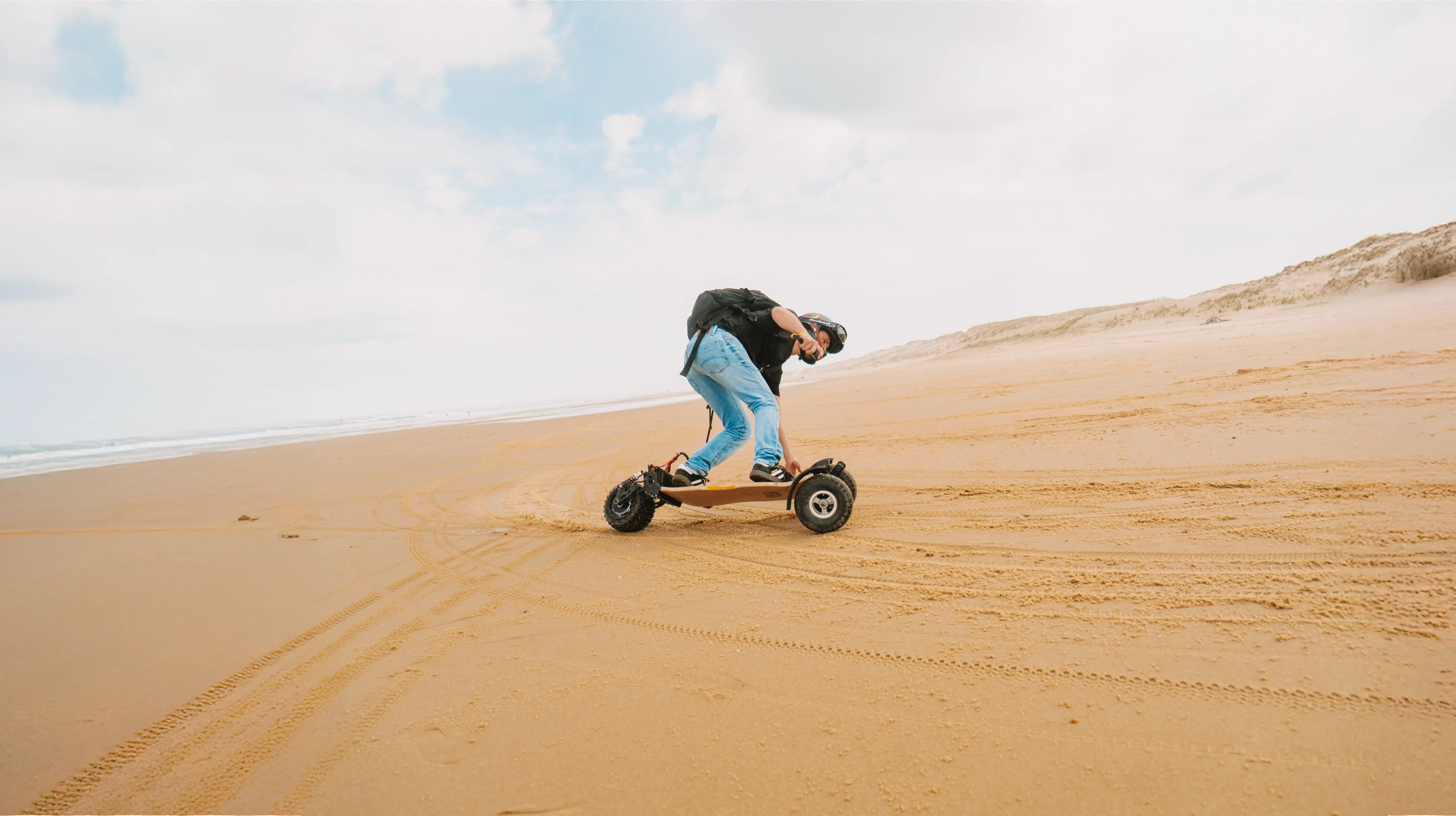 Sesión playa sin kit skateboard eléctrico Sternboard arena fina costera