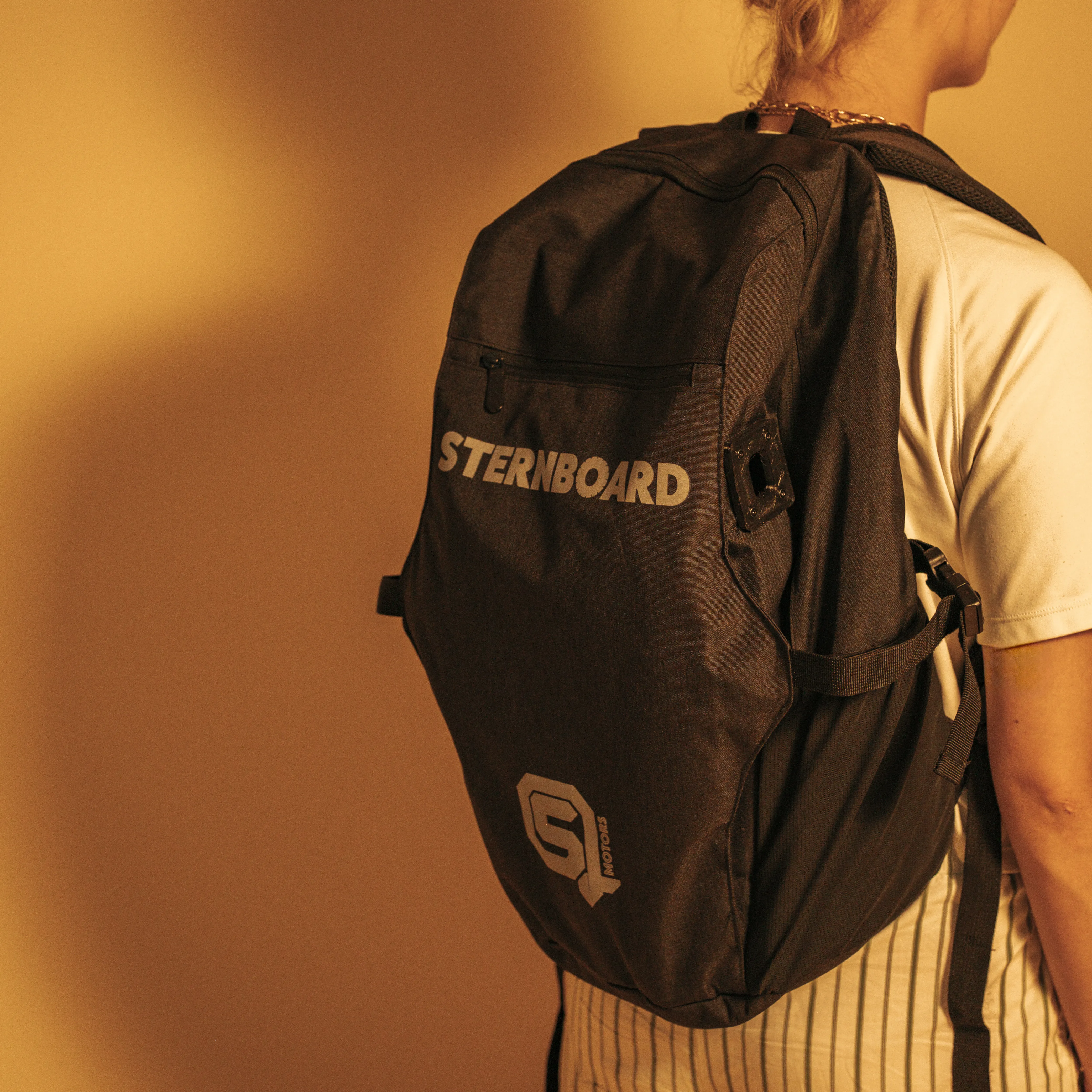 mochila skateboard eléctrico Sternboard puesta de perfil longboard eléctrico