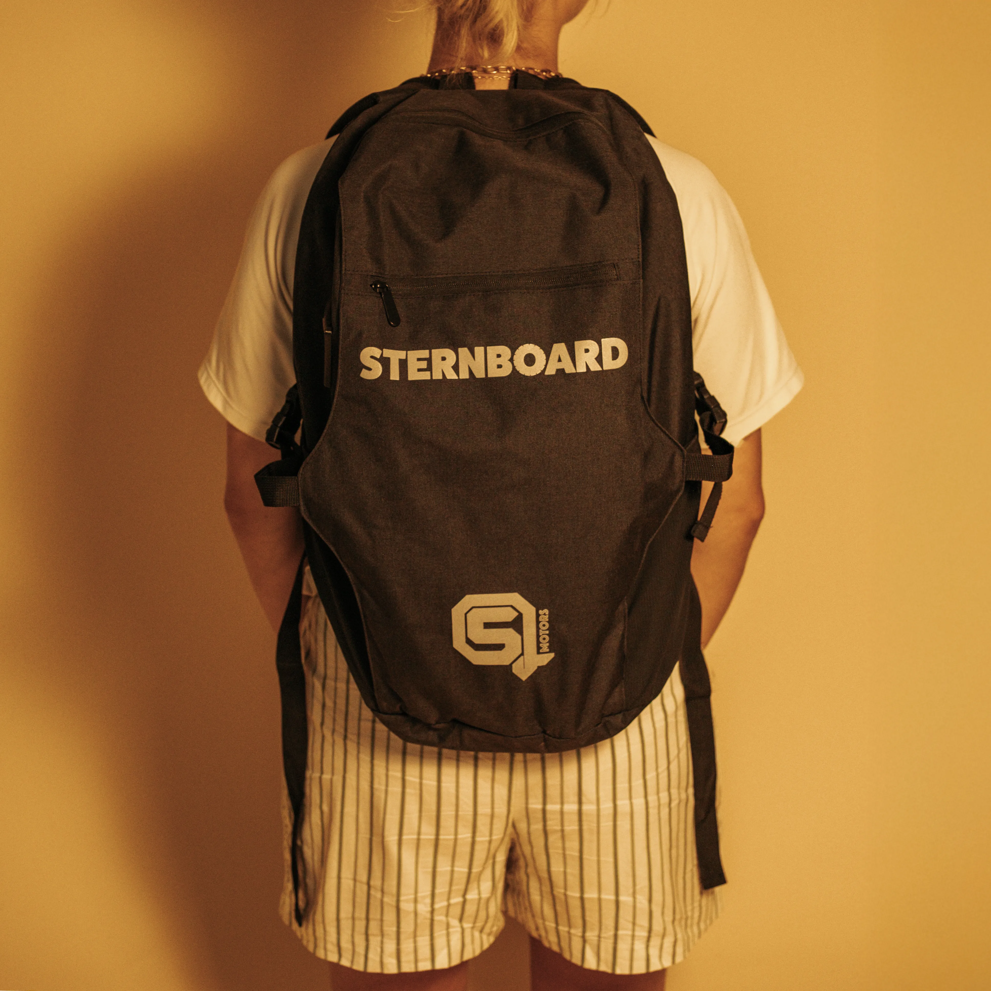 : mochila e-skateboard Sternboard puesta de frente logo movilidad eléctrica urbana